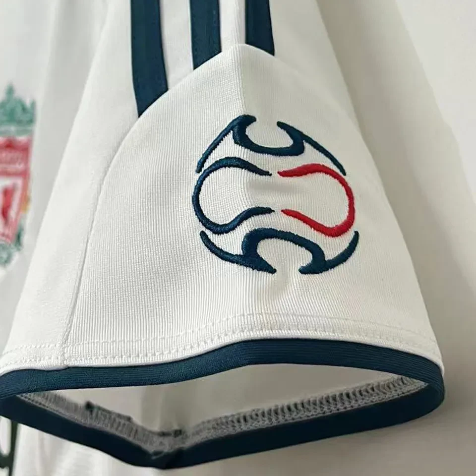 Liverpool retro bortatröja 2006/08, närbild på broderat märke i marinblått och rött på ärmen