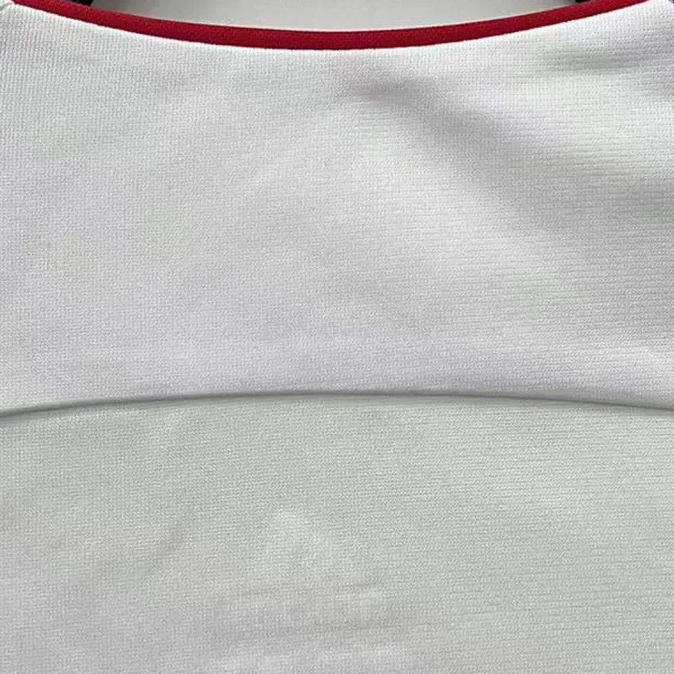Liverpool retro bortatröja 2006/08 med eget namn och nummer, baksida med marinblå paneler och ventilerade sidopaneler