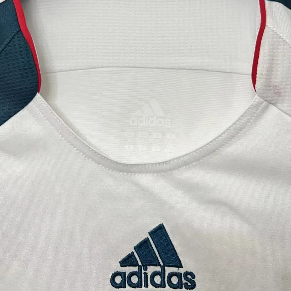 Liverpool retro bortatröja 2006/08, närbild på halsringning med röd kantlinje och broderad adidas-logga