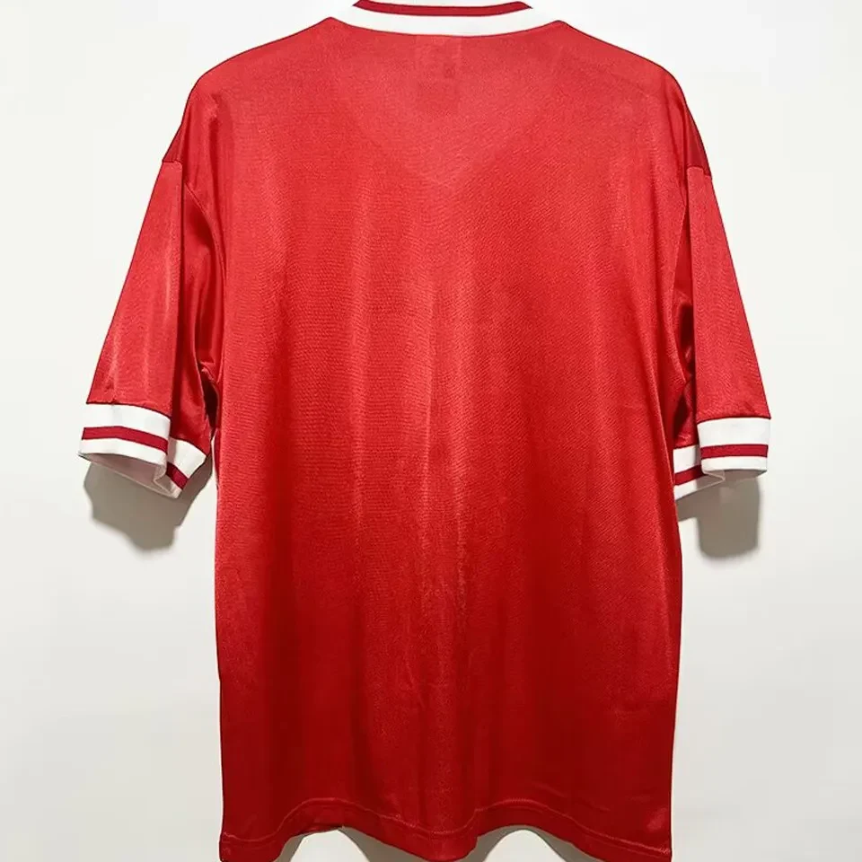 Liverpool retro hemmatröja 1981/82 med eget namn och nummer, ren röd baksida med V-krage och vita ärmkanter