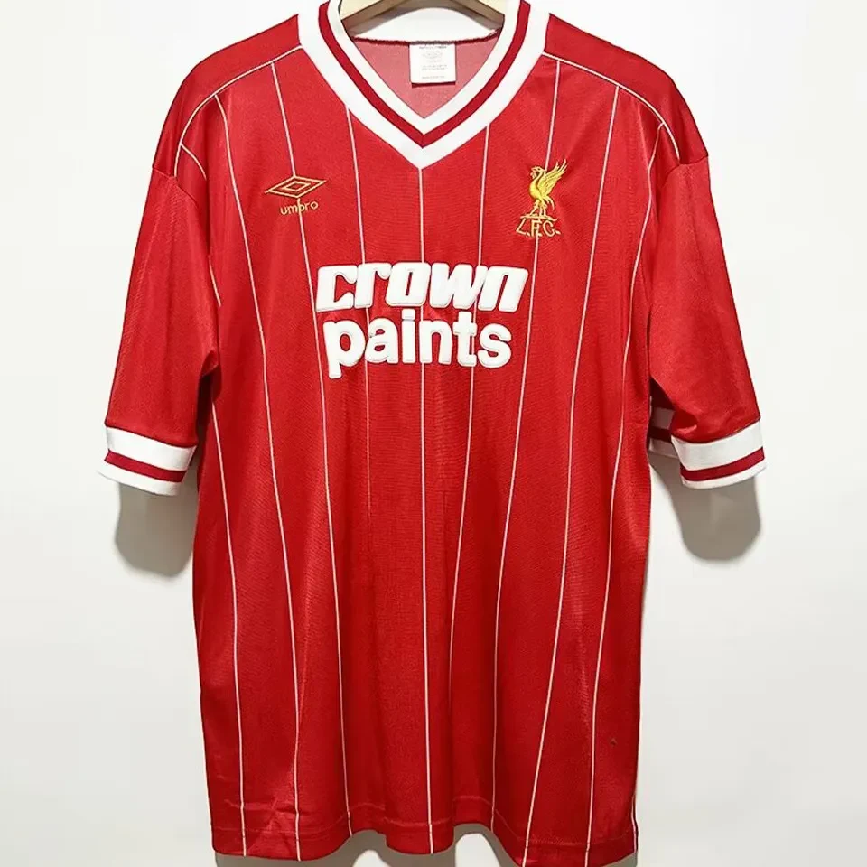 Liverpool retro hemmatröja 1981/82 i rött med tunna vita ränder, vit V-krage, Crown Paints-tryck och Umbro-broderi, med eget namn och nummer, framsida