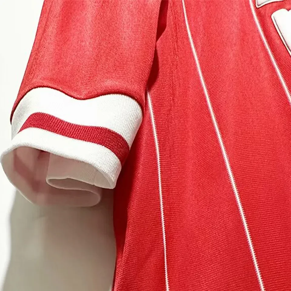 Liverpool retro hemmatröja 1981/82, närbild på ärmkant i vitt och rött