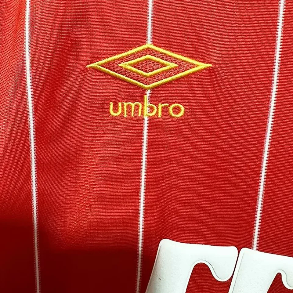 Liverpool retro hemmatröja 1981/82, närbild på guldbroderad Umbro-logga