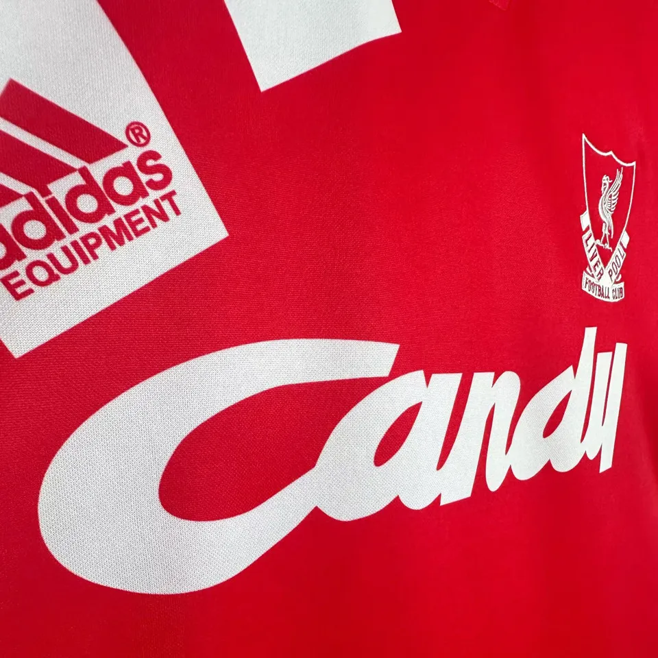 Liverpool retro hemmatröja 1991/92, närbild på vitt Candy-tryck, klubbmärke och adidas Equipment-logga