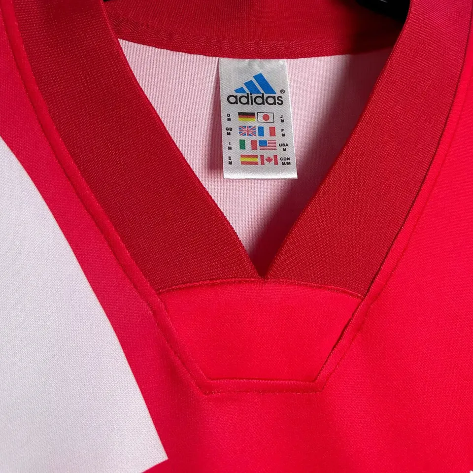 Liverpool retro hemmatröja 1991/92, närbild på V-krage och adidas-etikett