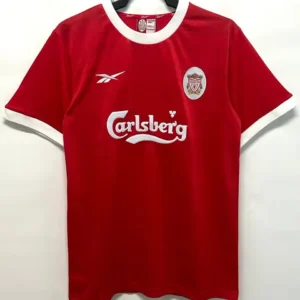 Liverpool retro hemmatröja 1997/98 i rött med vit krage, vitt ovalt klubbmärke, Reebok och Carlsberg-tryck, med eget namn och nummer, framsida
