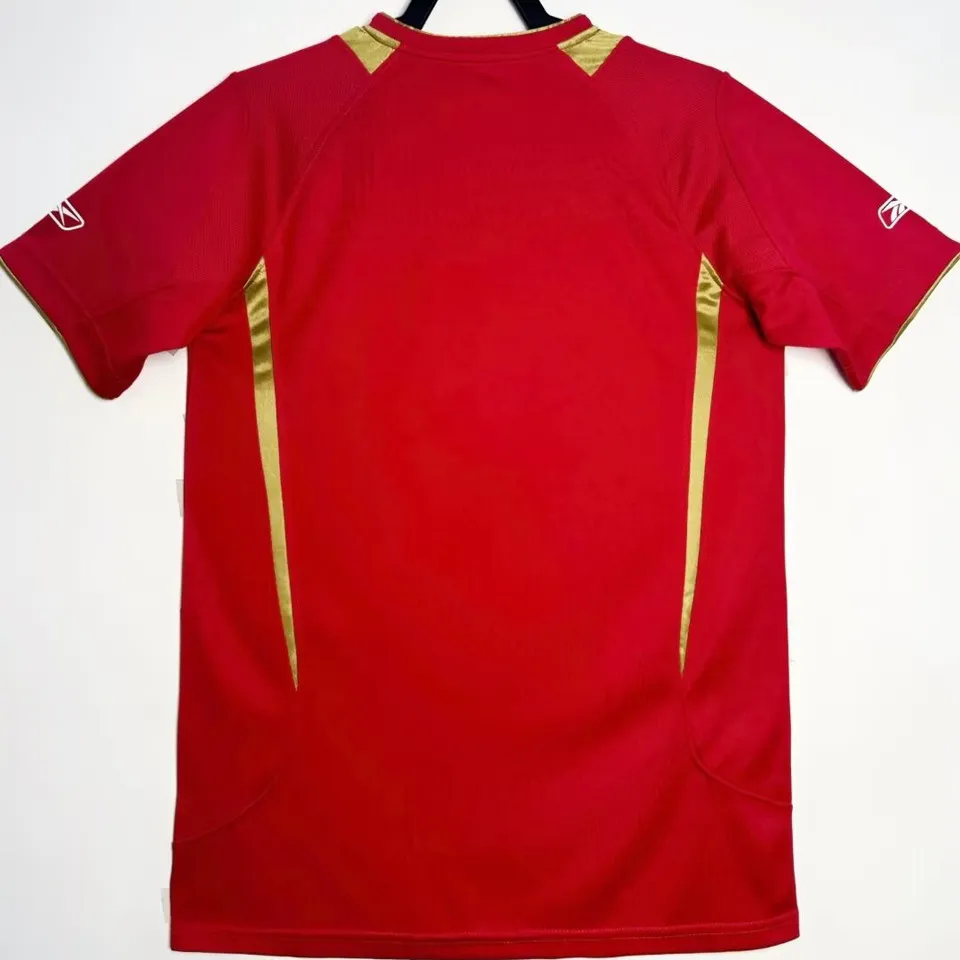 Liverpool retro hemmatröja 2005/06 med eget namn och nummer, ren baksida med guldfärgade sidopaneler