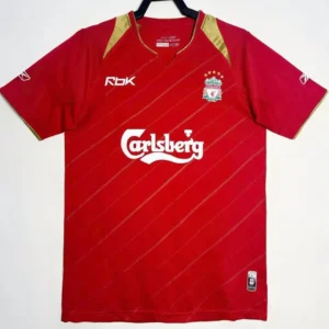 Liverpool retro hemmatröja 2005/06 i rött med Carlsberg-tryck och guldfärgade detaljer, med eget namn och nummer, framsida