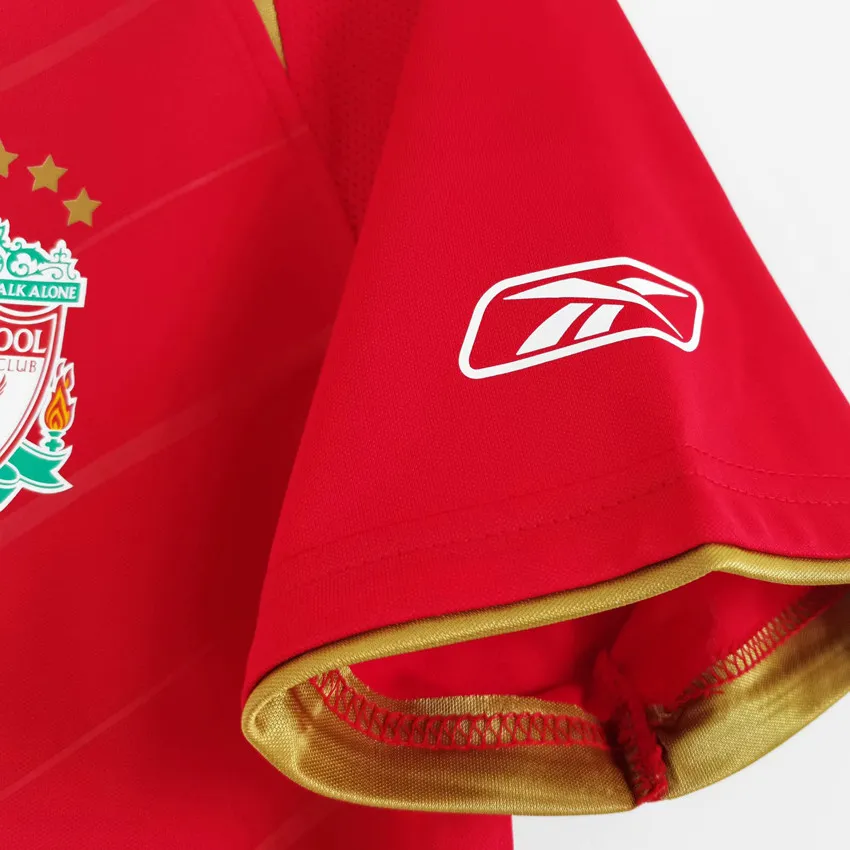 Liverpool retro hemmatröja 2005/06, närbild på Reebok-logga på ärmen och guldfärgad ärmkant