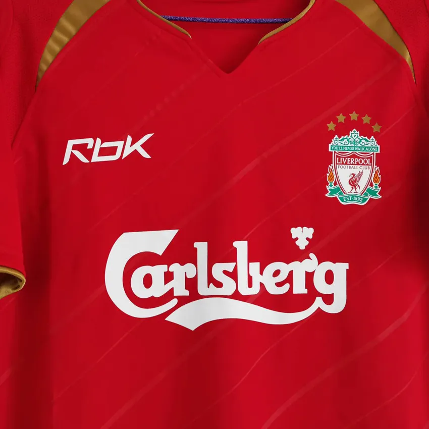 Liverpool retro hemmatröja 2005/06, närbild på framsidan med RBK-logga, klubbmärke och Carlsberg-tryck