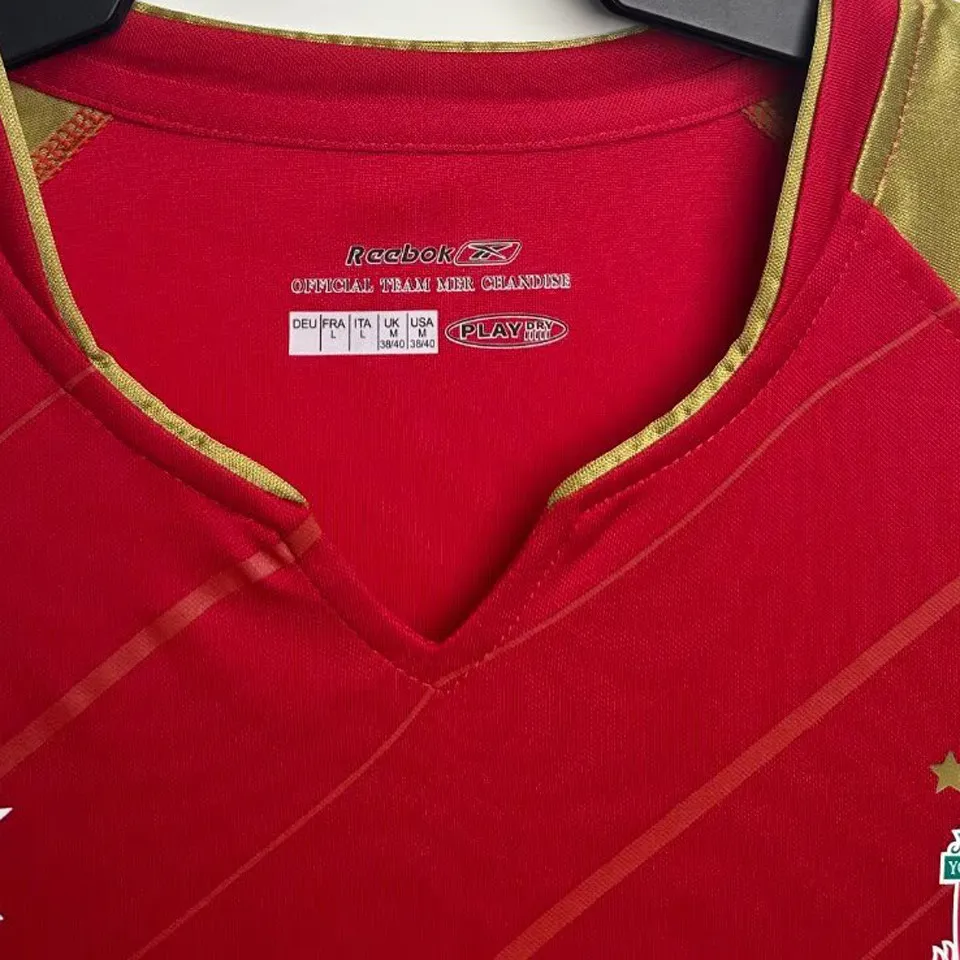 Liverpool retro hemmatröja 2005/06, närbild på kragen med guldfärgad kant och Reebok-etikett