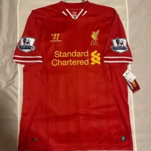 Liverpool retro hemmatröja 2013/14 i rött med Standard Chartered-tryck och Barclays Premier League-märken, med eget namn och nummer, framsida