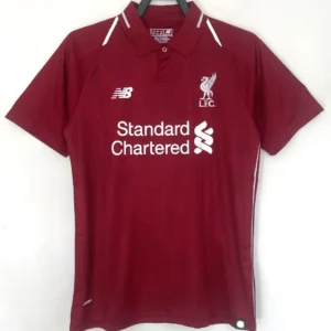 Liverpool hemmatröja 2018/19 i mörkrött med Standard Chartered-tryck och New Balance-logga, med eget namn och nummer, framsida