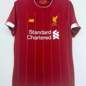 Liverpool retro hemmatröja 2019/20 i mörkrött med vita revärränder och Standard Chartered-tryck, med eget namn och nummer, framsida