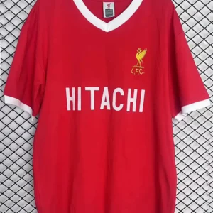 Liverpool retrotröja 1979 hemma i rött med Hitachi-tryck och eget namn och nummer, framsida