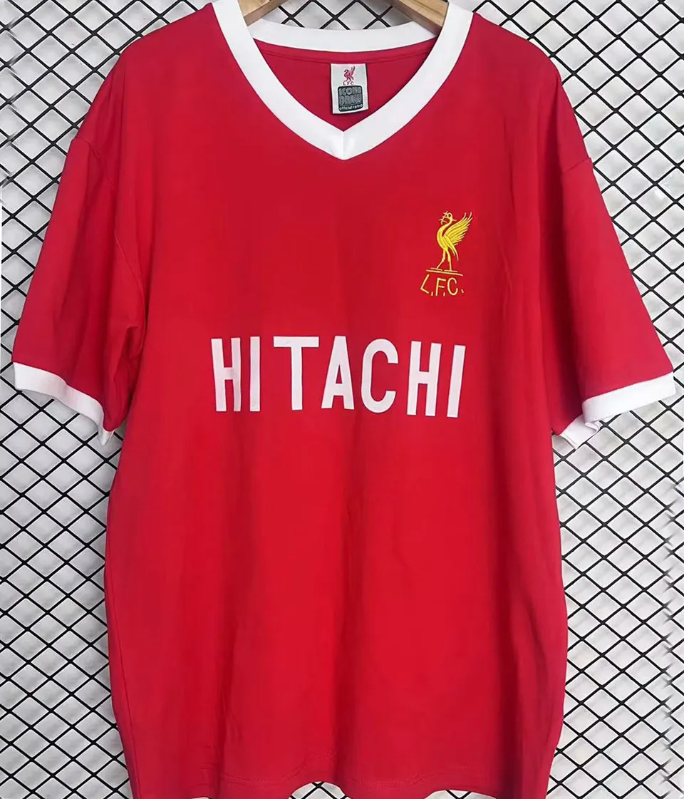 Liverpool retrotröja 1979 hemma i rött med Hitachi-tryck och eget namn och nummer, framsida