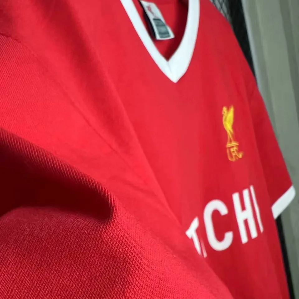 Liverpool retrotröja 1979 hemma med eget namn och nummer, ren baksida med vita ärmkanter