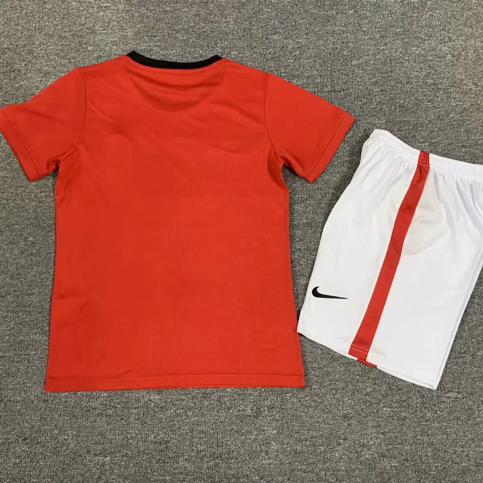 Röd T-shirt och vita Nike-shorts med röda sidodetaljer