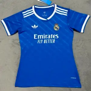 Real Madrid tredjetröja dam blå 2025/26 med eget namn och nummer, framsida