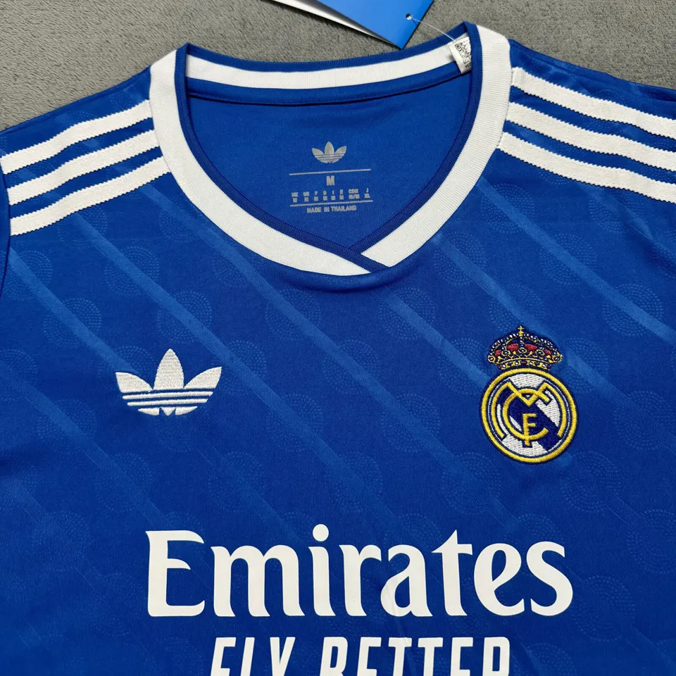 Real Madrid tredjetröja dam blå 2025/26, närbild på krage och klubbmärke